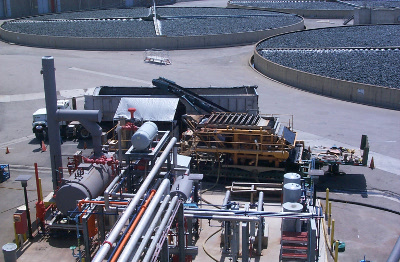 Belt press discharging dewatered cake
